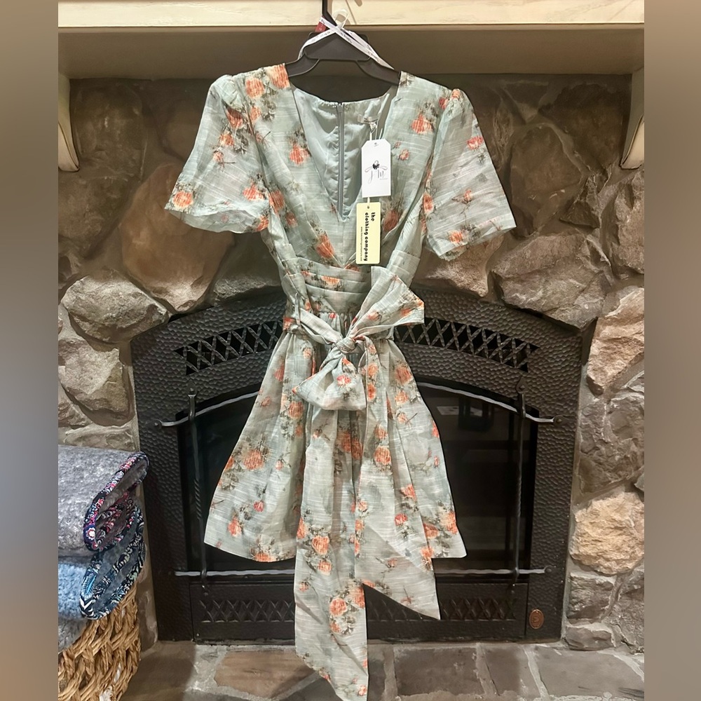 NWT size M. Boutique dress. V neck. Full skirt .Short sleeves